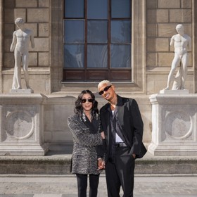 Cher a Alexander Edwards se poprvé setkali na loňském Fashion Weeku v Paříži. Strávili spolu 15 minut a hudební producent si poté od společného kamaráda vyžádal zpěvaččino telefonní číslo. Nyní slaví milenci první výročí vztahu a při té příležitosti zavítali na místo prvního setkání - podzimní pařížský týden módy.