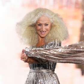 Z dlouhých kadeří si nechala ještě minulý týden na přehlídce v Paříži vytvořit tento účes.