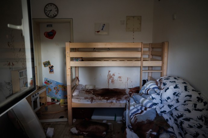 FOTO: Následky krvavého útoku na kibuc Nir Oz ze strany Hamásu. – stránka 9