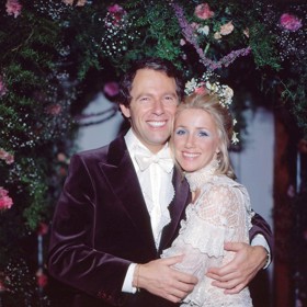 Už tehdy stál po jejím boku manžel, producent Alan Hamel. Vzali se roku 1977.