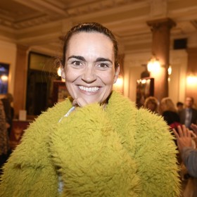 Méně make-upu, více úsměvů. Absenci výraznějšího líčení Daniela viditelně dohání širokým úsměvem.