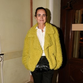 Daniela rozzářila foyeur Divadla na Vinohradech nepřehlédnutelným kožešinovým kabátkem.