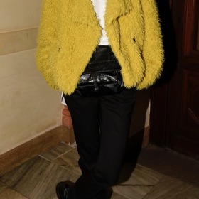 Danielu oslovil tradiční způsob nošení kabelky zvané "ledvinka". Kožená brašna v úrovni pasu pak korespondovala se šněrovacími botami nad kotníky s výraznou leštěnou špičkou.