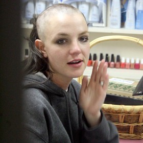 Brit se vrací také k momentu, kdy si v roce 2007 nechala po propuštění z léčebny oholit hlavu. Byla to prý jistá forma obrany.