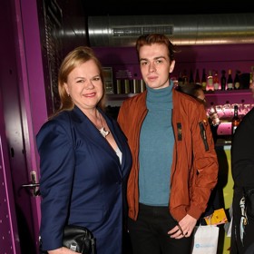 Stejně jako Míša, sáhla po modelu, kterému vévodilo sako, také herečka Sabina Remundová. Na křest ji doprovodil syn Vincent. Sabina zvolila šaty střihu blejzru v temně modrém tónu a jednoduchou sadu černých doplňků.