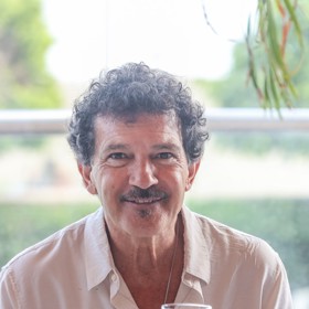 Jeho někdejší hříva černých vlasů je pryč. Herec přestal maskovat šediny a zdá se, že i zhubl.