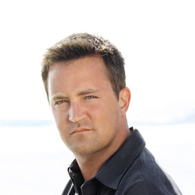 Matthew Perry, který se proslavil jako představitel Chandlera Binga, nečekaně zemřel v sobotu 28. října doma ve vířivce.