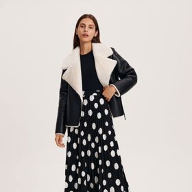 Jak nosit plisovanou sukni? Třeba s bundou s kožíškem a vysokými botami. (Reserved)