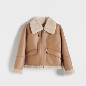 Stejný model pořídíte v dalších dvou barvách, třeba líbivé karamelové. (Reserved, 1 799 Kč)