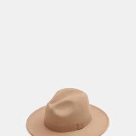 Fedora. Klasický, nadčasový a univerzální druh klobouku, který můžete s trochou odvahy nosit i běžně v průběhu roku. Sinsay, 219 Kč