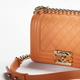 Nechybí ani výrazná oranžová varianta.