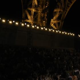 Dara Rolins měla na přehlídce v Paříži zářivý zlatý model. 