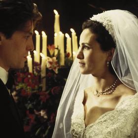 Herečka Andie MacDowell a Hugh Grant ve filmu Čtyři svatby a jeden pohřeb.