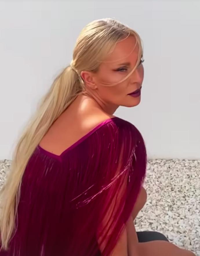 FOTO: Simona Krainová se stále věnuje modelingu. – stránka 495