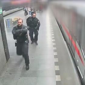 Na stanici Muzeum si na oba muže počkali policisté. 