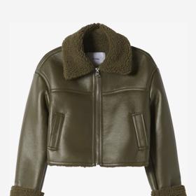 Khaki odstíny stále patří k velmi oblíbeným. (Bershka, 1 299 Kč)