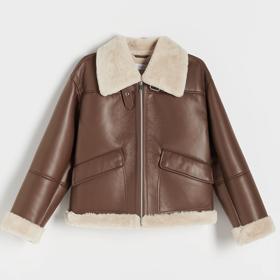 Bunda z kombinovaných materiálů v hnědém tónu. (Reserved, 1 799 Kč)