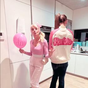 Veronika s Agátou zvolily na promítání filmu Barbie vhodný outfit. 