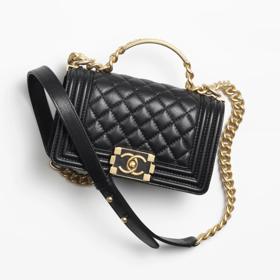 Chanel Boy Bag mini. Akutální model z telecí kůže s pevným madlem a zlatými doplňky pořídíte za 158 200 Kč. Model ve velikosti medium stojí 169 100 Kč.