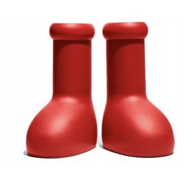 Prvním nepřehlédnutelným počinem kolaborace Crocs s extravagantními umělci sdruženými pod labelem MSCHF byly červené šmoulí boty. Pořídíte je za přibližně dva tisíce korun i vy.