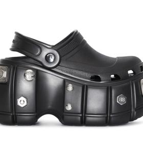 Věhlasná módní jména se předhánějí v nápaditých zpracováních oblíbené i nenáviděné plastové obuvi. (Balenciaga, 24 590 Kč)