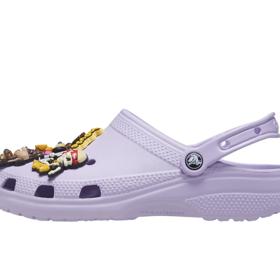 Levandulový model s ozdobnými připínáčky, tzv. jibbitz, které navrhl zpěvák Justin Bieber.