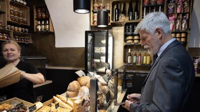 FOTO: Prezident Petr Pavel šel na obhlídku okolí.