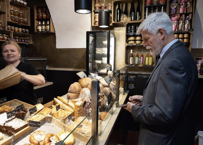 FOTO: Prezident Petr Pavel šel na obhlídku okolí. – stránka 2406