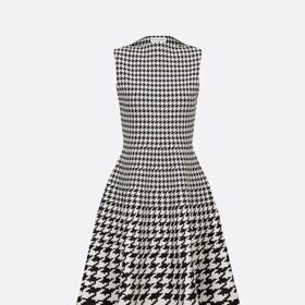 Šaty z nejnovější kolekce Dior okouzlují hrou s rozměry kohoutí stopy, která vytváří zajímavý až psychedelický efekt. (72 000 Kč)