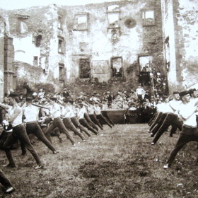 Cvičení Sokola na hradním nádvoří v Lipnici nad Sázavou (před rokem 1913).
