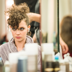 Herečka Darija Pavlovičová se pyšní kudrnatými vlasy, které tým Blanky Haškové plánuje narovnat.