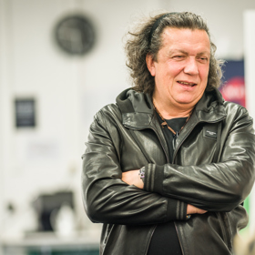 Richard Genzer  je významný bavič, herec a také porotce StarDance. 