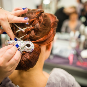 Účes tanečnice Kateřiny Bartuněk Hrstkové v detailu.