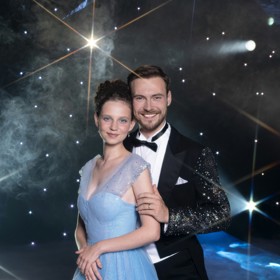 Mladá herečka Darija Pavlovičová se svým tanečním partnerem Dominikem Vodičkou.