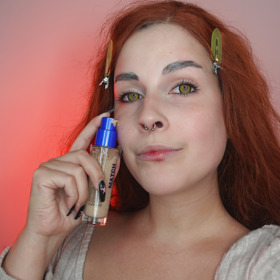 Halloweenské líčení podle Diany Vitikačové začíná klasicky nanesením make-upu. Pro tuto příležitost zvolila vizážistka Match Perfection od Rimmelu, kterým zakrývala i obočí. Vše vrstvila společně s korektorem a pudrem. 