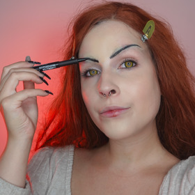 Nové obočí si Diana po maskování nalíčila pomocí linky ve fixu Scandal Eyes od Rimmelu.