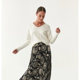 Vzory květů nestojí letos stranou. S bílými doplňky vyniknou o to významněji. (Tatuum)