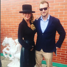 Vendula Pizingerová s manželem Pepou v klobouku, kterému přezdívá židovský. K němu oblékla černou halenku a černou koženou sukni.