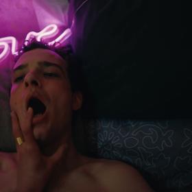 Cyril Dobrý působí v sexu před kamerou tak přirozeně. Tatínek herec musí být hrdý.