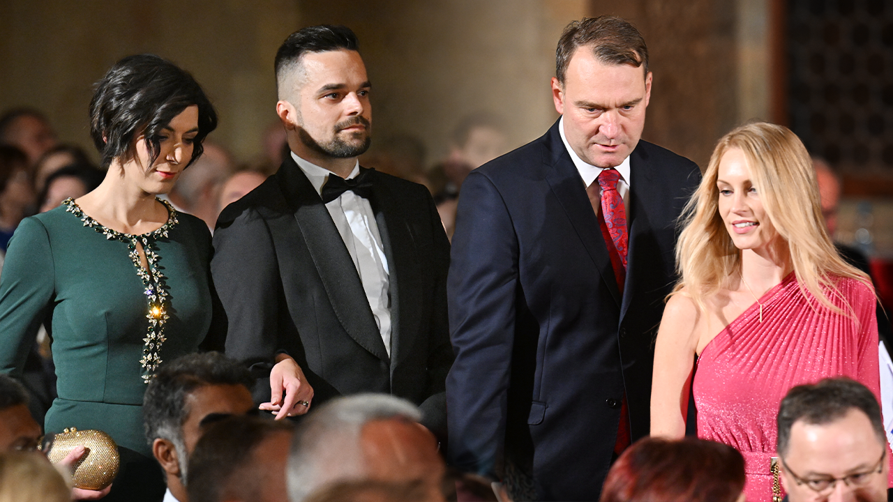 Páry i rodinní příslušníci politiků dorazily na předávání státních vyznamenání.