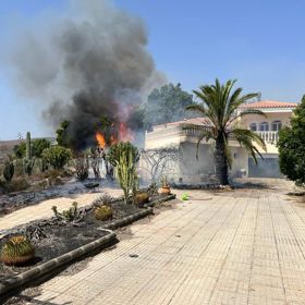 Požár zachvátil jednu z vil.