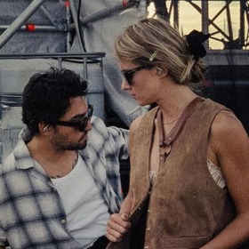 Stále to mezi nimi jiskří. 