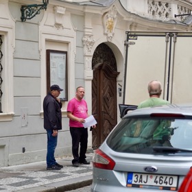 Ochranka kontroluje vše podezřelé.