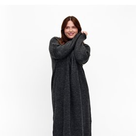 Svetrové šaty, značka je nabízí až do velikosti 62. (Zizzi, 1 999 Kč)