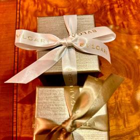 Snubní prsteny luxusní značky Bulgari byly přichystány ve zlatých krabičkách.