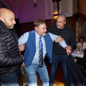 Romana Ondráčka vyvedli po potyčce s Marcelou Davidovou ven.