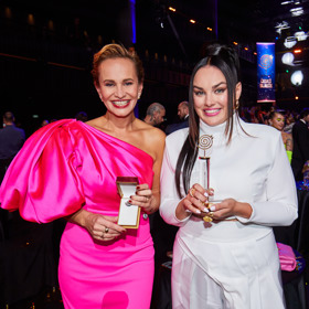 Monika Absolonová se zlatou slavicí Ewou Farnou.