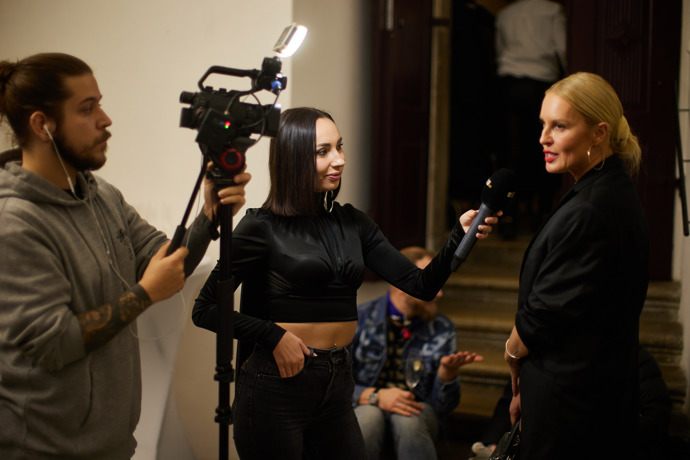 FOTO: Simona Krainová na "listening session" Majka Spirita. – stránka 371
