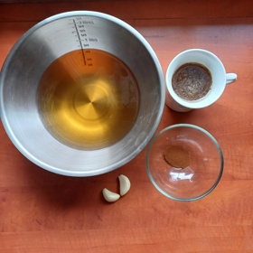 Pokud je med tuhý, předem ho rozpusťte ve vodní lázni.