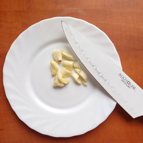 Česnek mírně rozdrťte nožem.